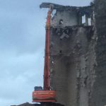 Демонтаж верхней части ветхого здания